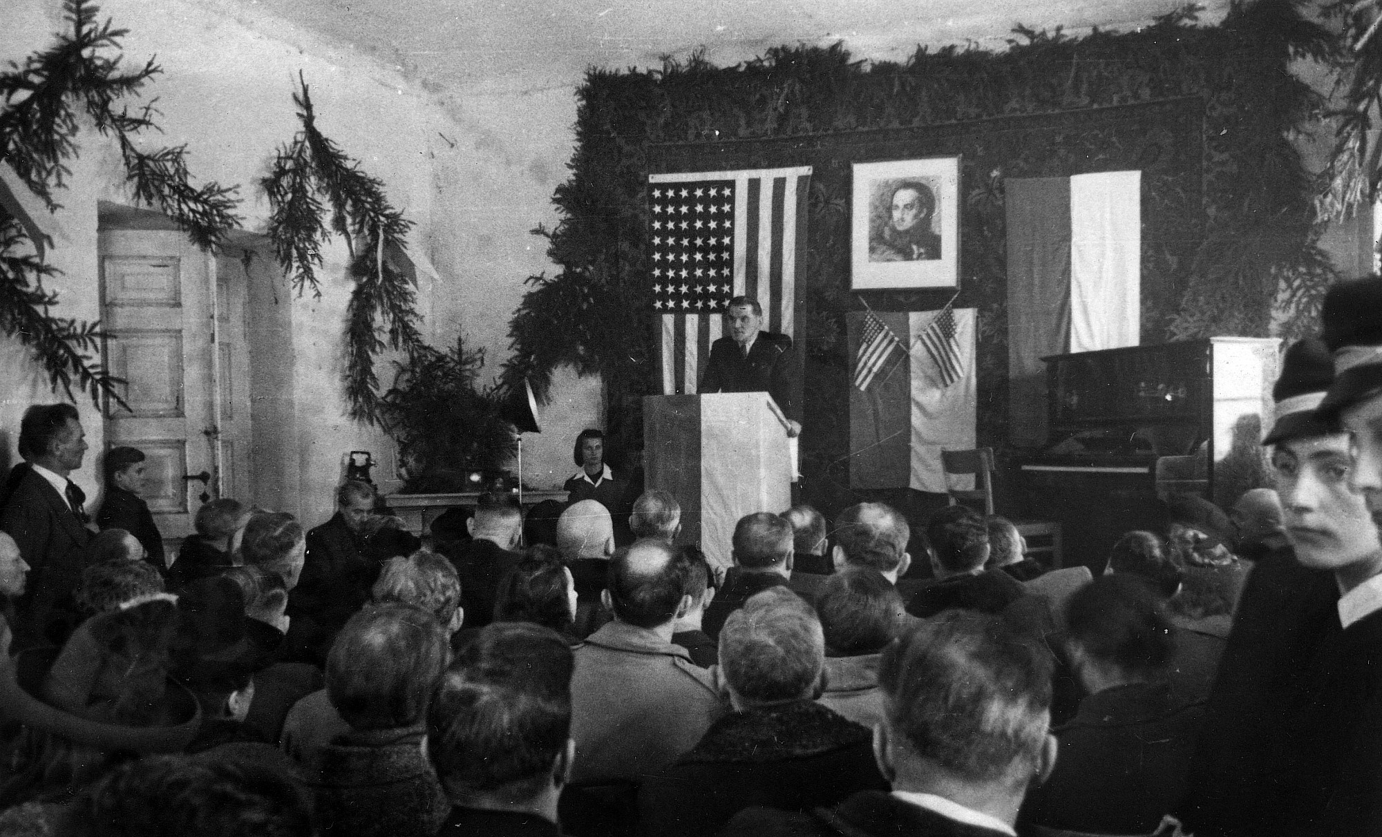 Obchody 200. rocznicy urodzin Kazimierza Pułaskiego w pałacu Pułaskich, 4 marca 1947 r. z udziałem zastępcy Ambasadora USA w Polsce Geralda Keitha, przemawia Kazimierz Rusinek – minister pracy i opieki społecznej. urodziny1947