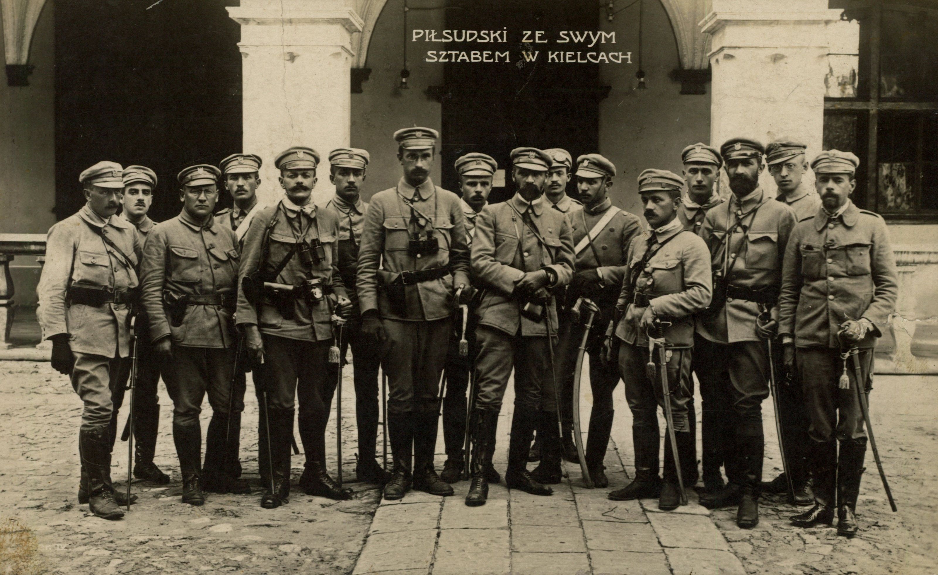 Piłsudski ze swym sztabem w Kielcach w sierpniu 1914 r.