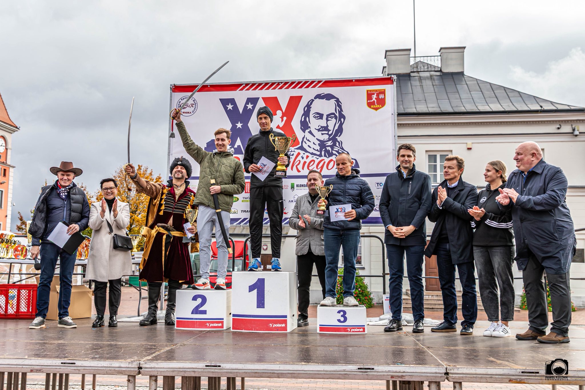 Laureaci biegu oraz przedstawiciele władz i instytucji na zdjęciu grupowym