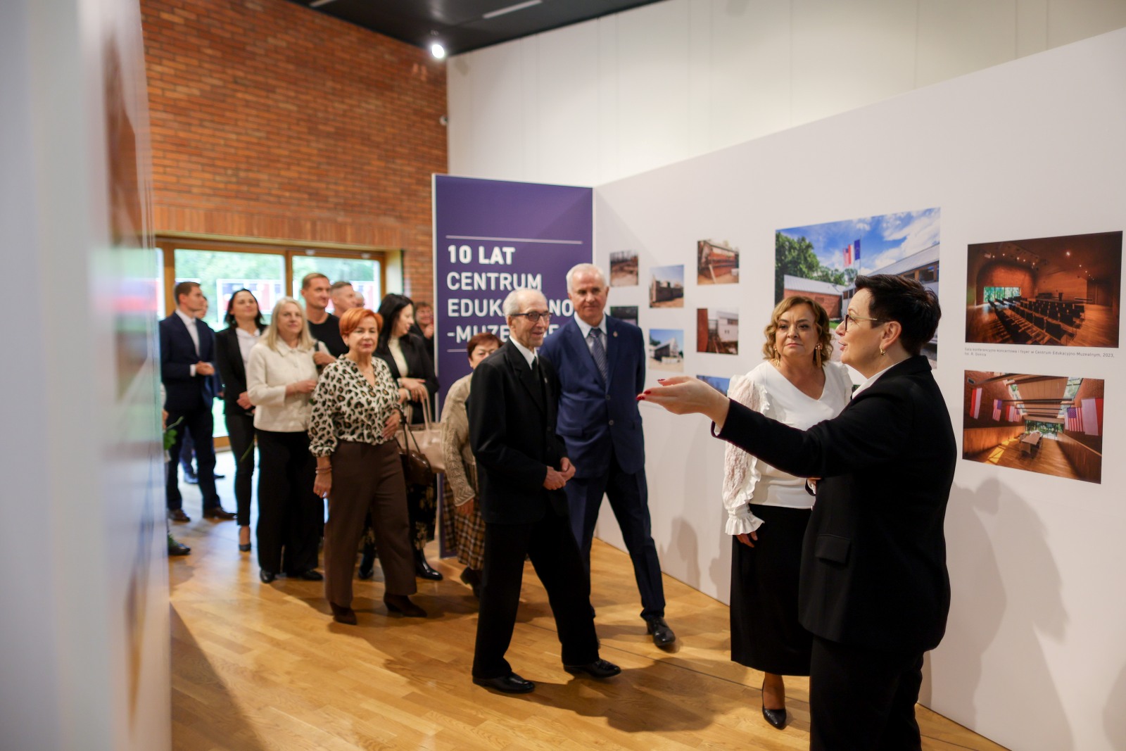 Wernisaż wystawy. Na zdjęciu Pani Iwona Stefaniak, dyrektor Muzeum, z zaproszonymi Gośćmi podczas prezentacji ekspozycji. Fot. M. Marek. Zdjęcie z wernisażu